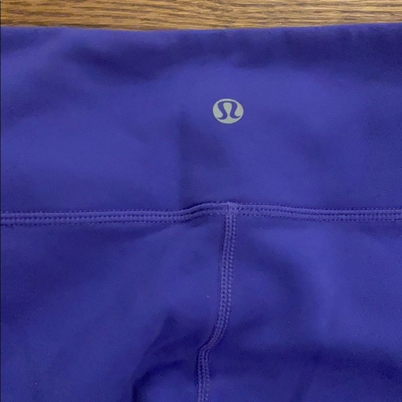 Reversible black/purple LULULEMON capris - Picture 2 of 4